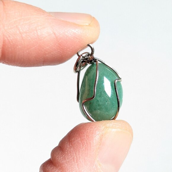 Small wire caged jade stone pebble necklace pendant charm - Picture 3 of 3